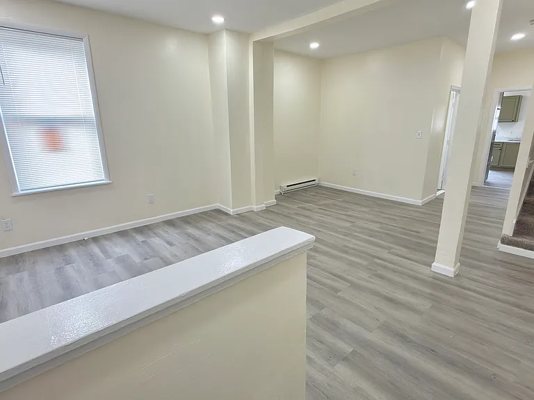 547 N Silk St — Photo 3