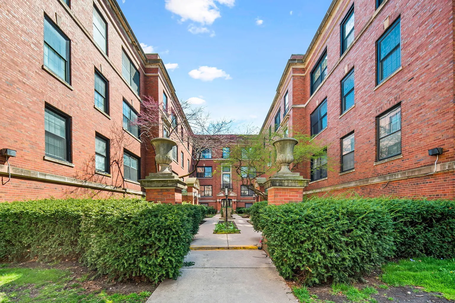 5521 S Blackstone Ave APT 1W photo 1