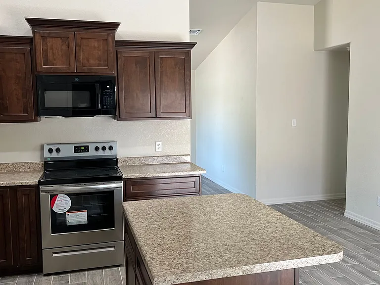 2603 S 18th Dr — Photo 4