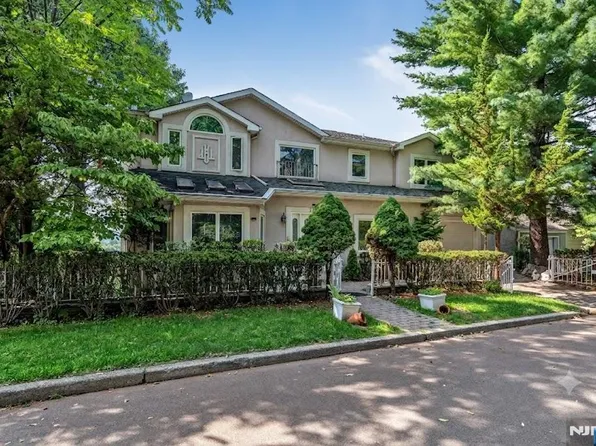 703 Stewart St, Ridgefield, NJ 07657