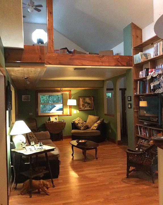 Living room w/overhead Loft