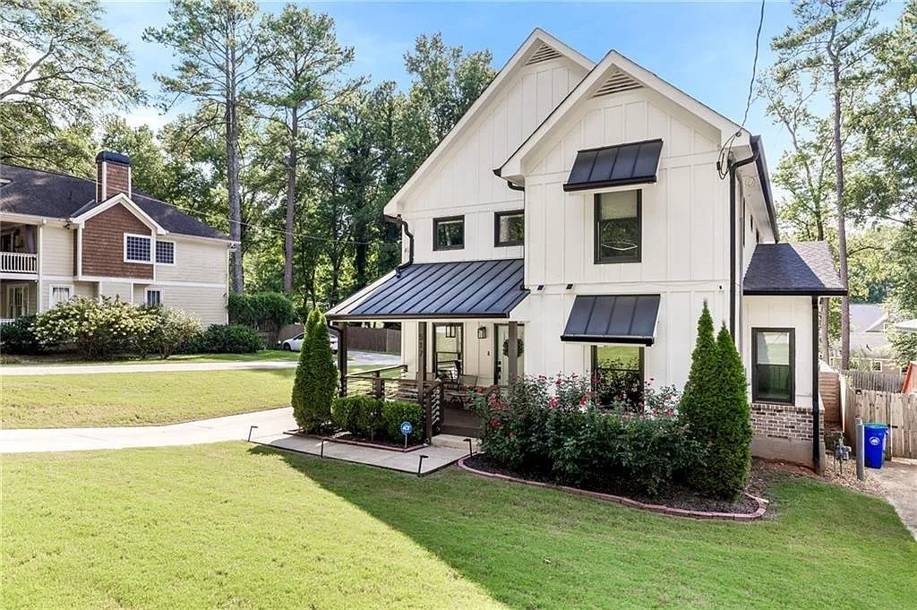5 bed, 3.0 bath, 2588 sqft, $3,900 — Photo 2