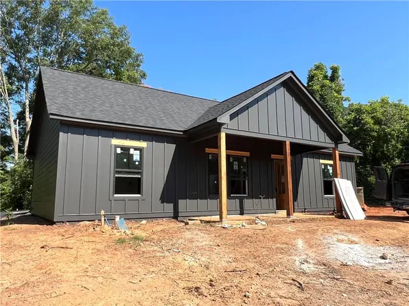 319 Bledsoe St, Carrollton, GA 30117