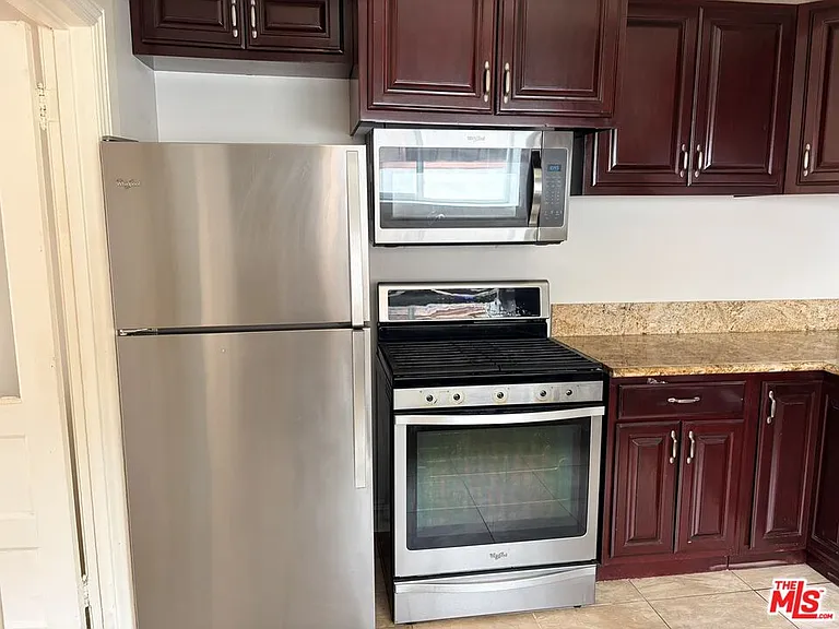 2142 S Victoria Ave — Photo 13