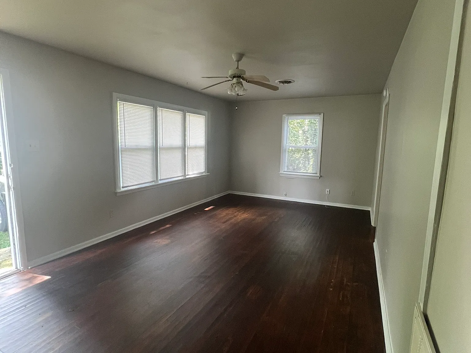 3 bed, 870 sqft, $2,014 — Photo 2