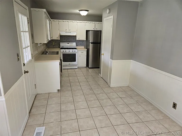 228 E J St — Photo 8