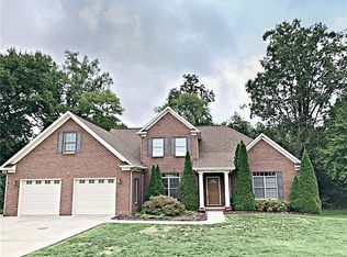 5915 Greenfield Ct, Hickory, NC 28602