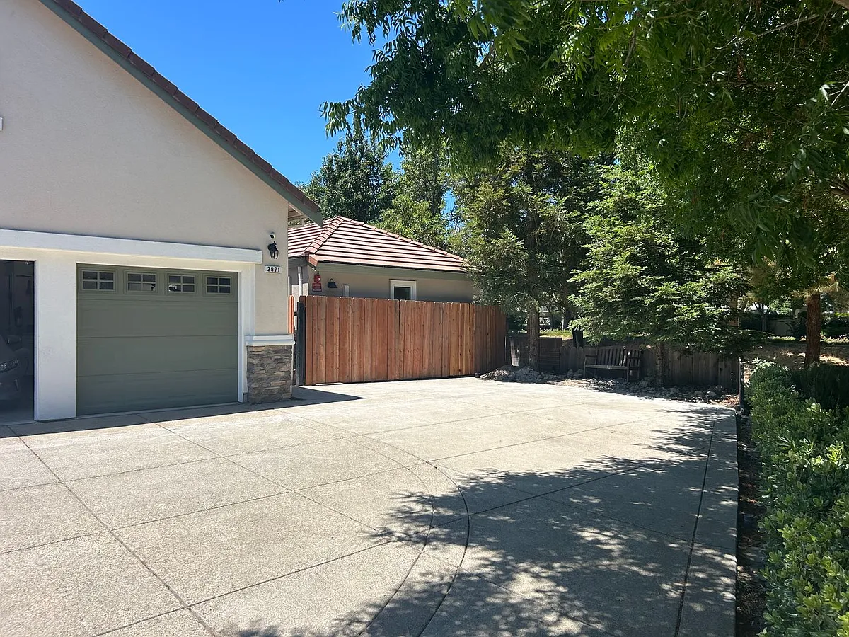 Building Photo - 2971 Begonia Ct