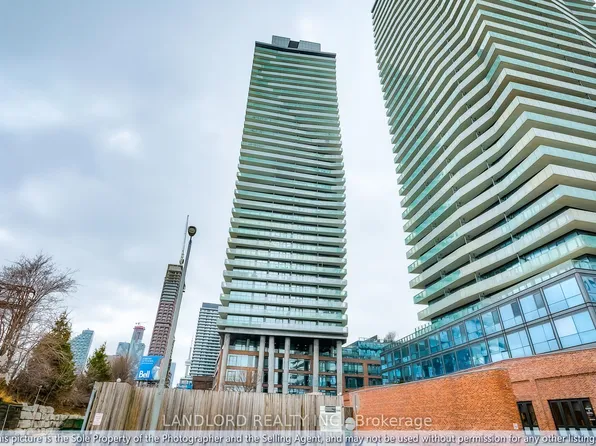 70 Distillery Ln #903, Toronto, ON M5A 0E3