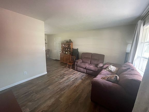 5th image of 413 Standish Dr