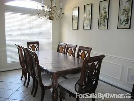 Dining room
						:
						Great for family dinners!