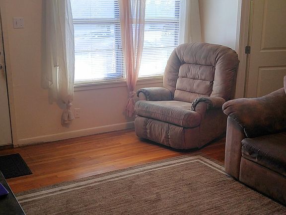 5th image of 109 W Voelter Ave