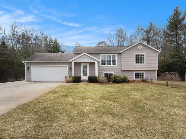 6490 Pine Point Ct, Coopersville, MI 49404