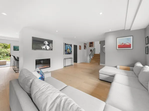 675 Burley Dr, West Vancouver, BC V7T 1Z3