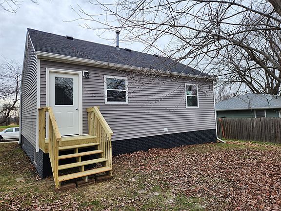 2nd image of 814 E Marion St