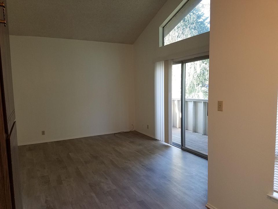 Living room w/vaulted ceiling