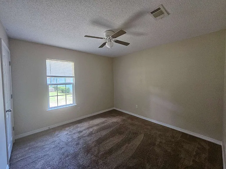2040 E Roberts Rd — Photo 5