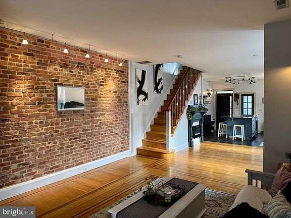 3rd image of 1213 W 41st St