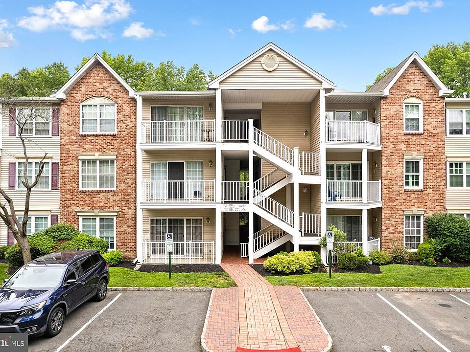 1st image of 77 Cheverny Ct