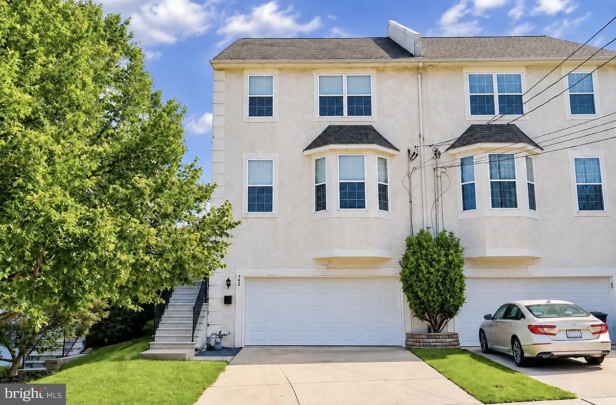 4 bed, 2.5 bath, 2345 sqft, $4,000 — Photo 1