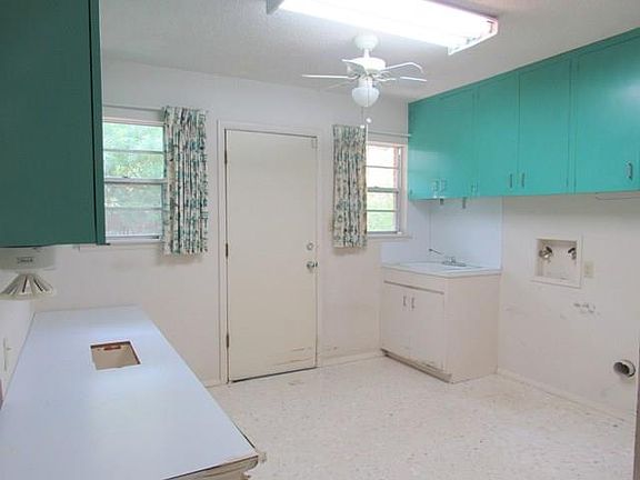 4th image of 1611 W Kerria Ave