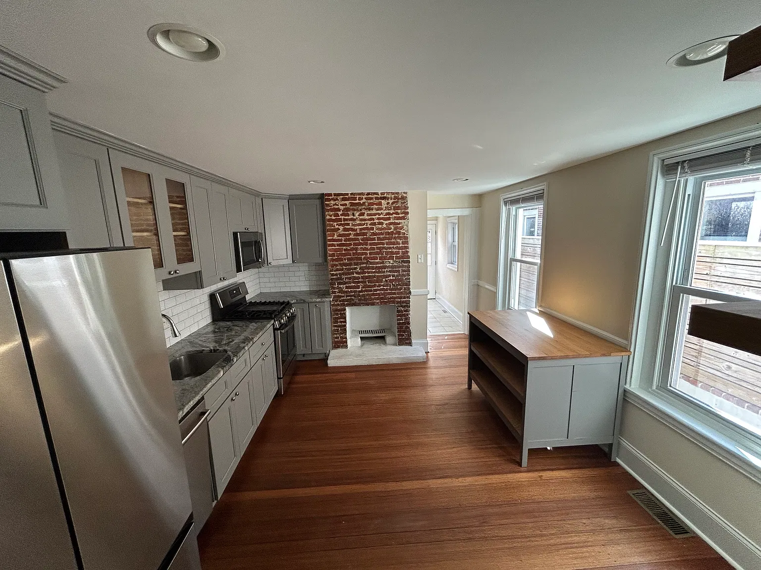 4 bed, 2800 sqft, $4,200 — Photo 4
