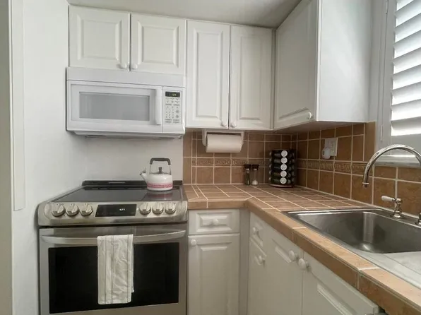 1202 Palm Trl APT 6, Delray Beach, FL 33483