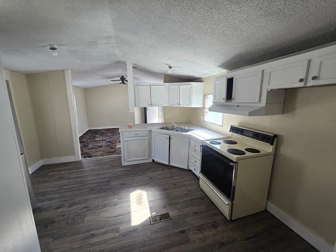 3 bed, $900 — Photo 2
