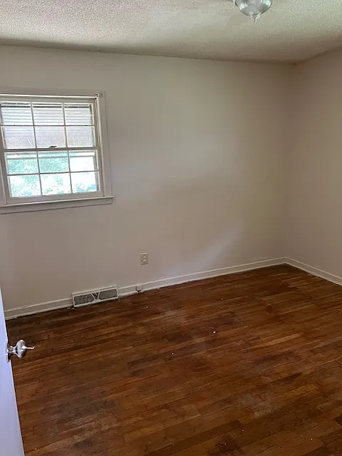 3 bed, 1000 sqft, $1,300 — Photo 4