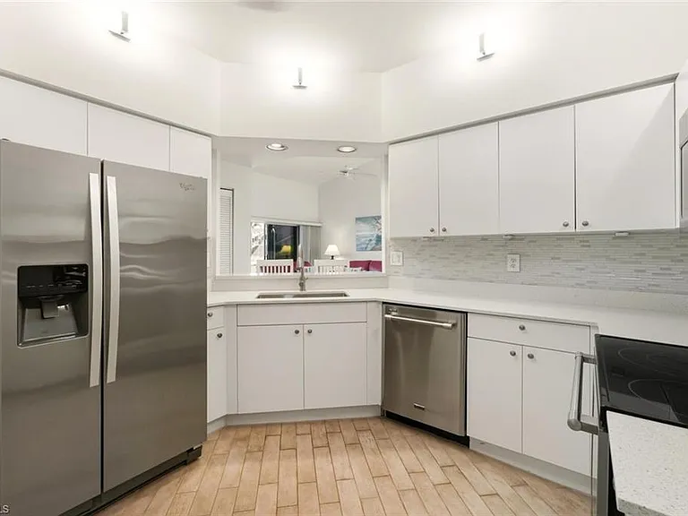 636 Windsor Sq #102 — Photo 7