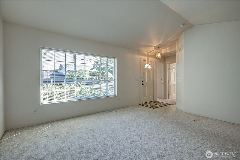 4th image of 1121 N Fairfield Street
