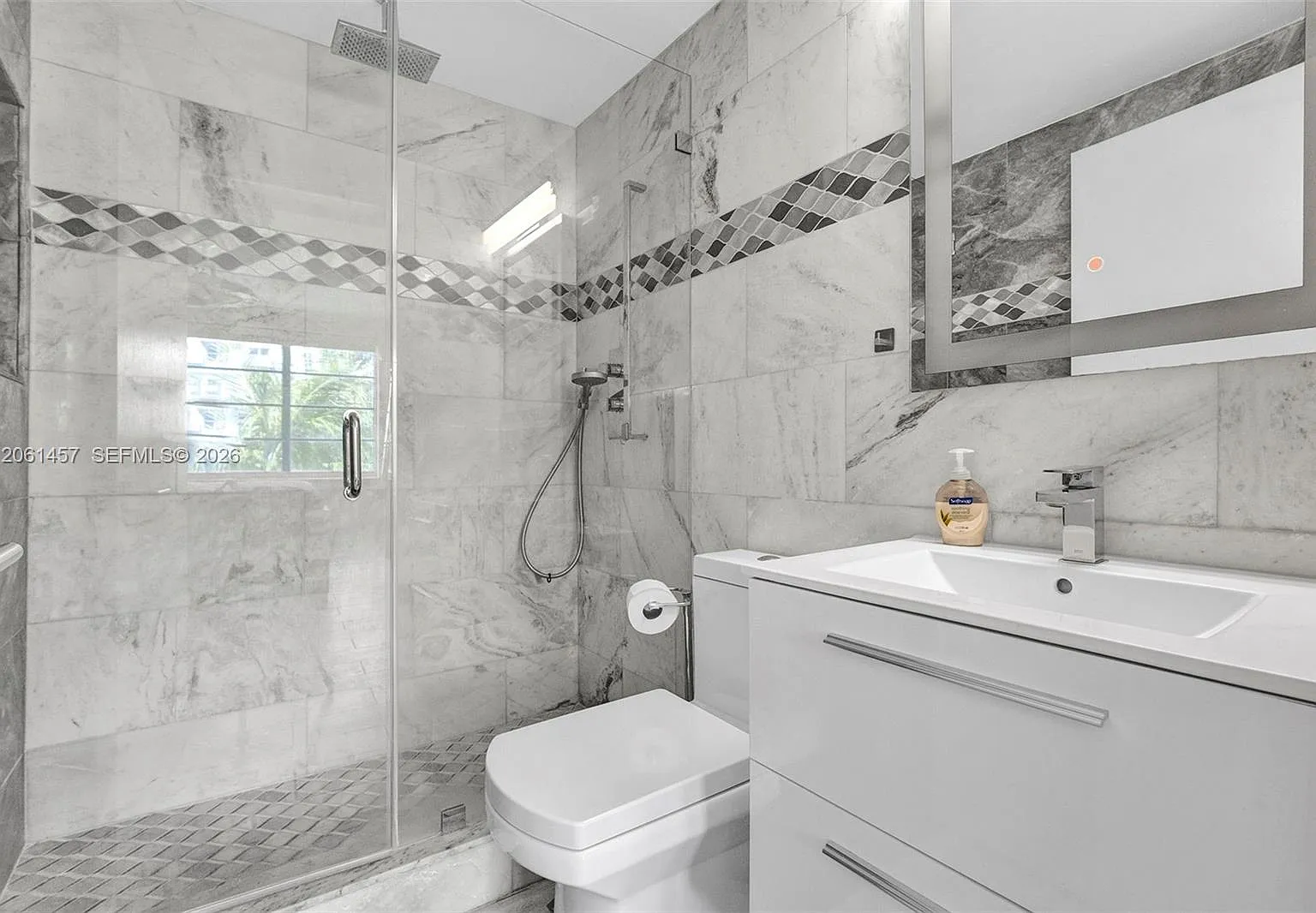 The Drake Condo — Photo 4