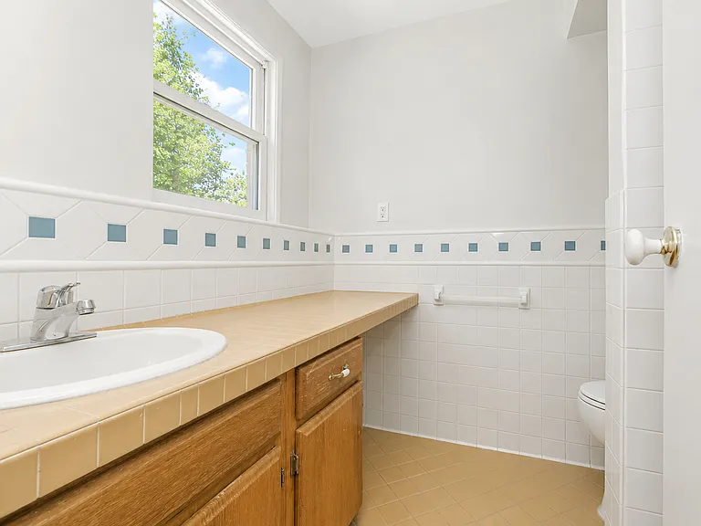 Sherwood Ave — Photo 10