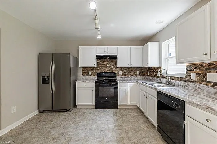 100 Hadley Dr — Photo 5