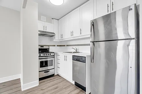 221 Queen St S Photo 1
