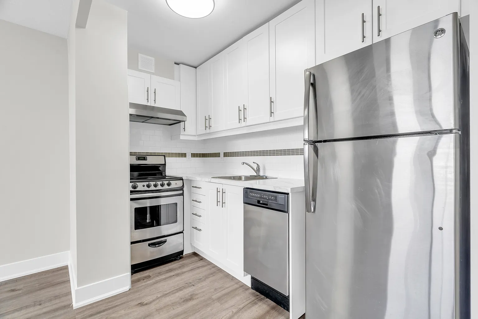 221 Queen St S #1480945 photo 1