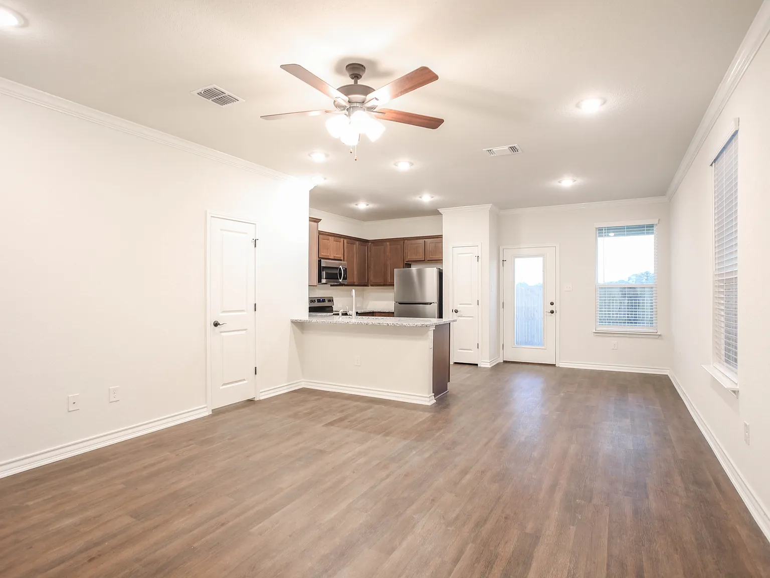 13902 Enzo Gate - 102 — Photo 4