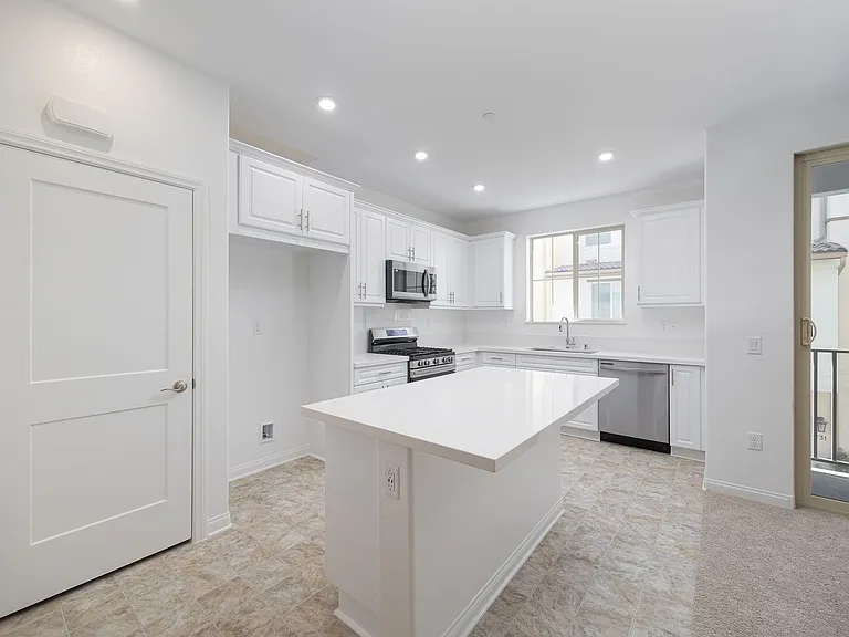 1749 Laurelwood Way — Photo 5