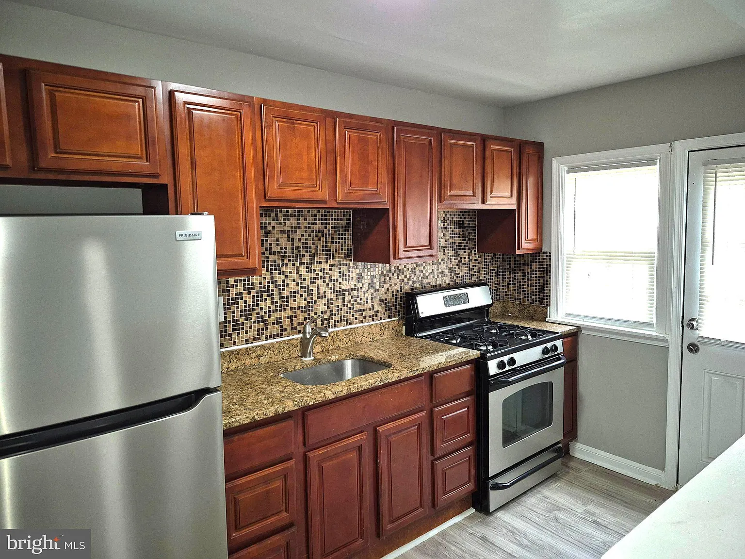 3 bed, 1.0 bath, 1260 sqft, $1,900 — Photo 3
