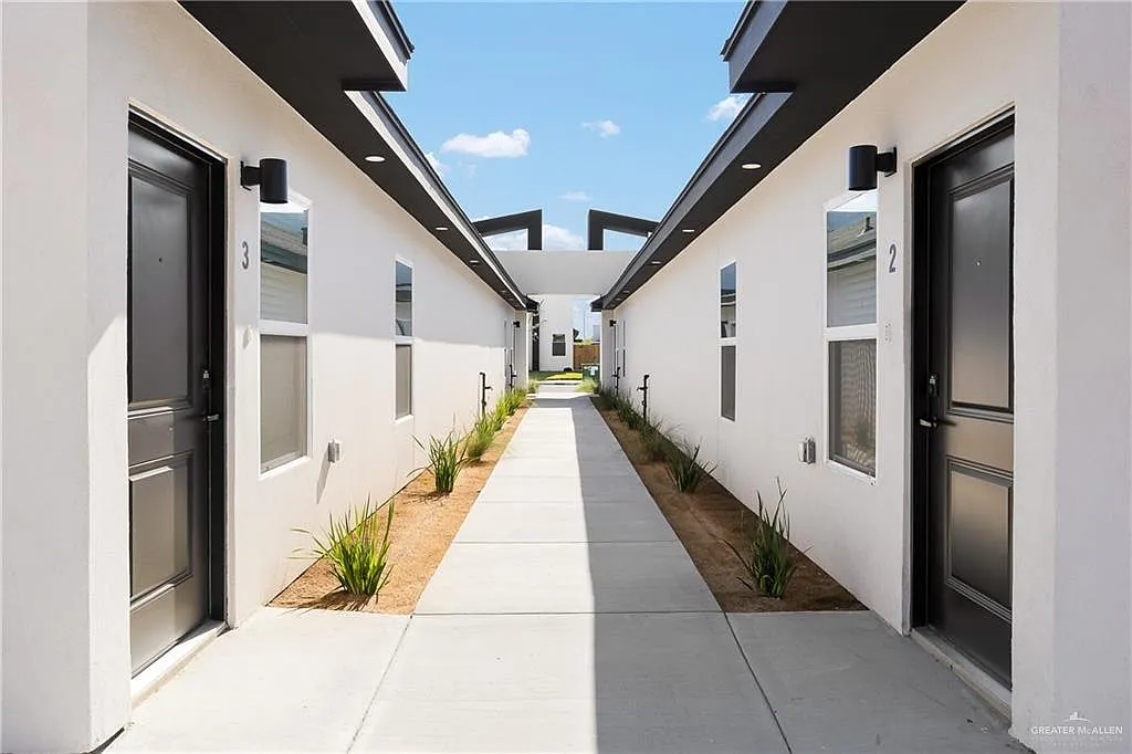 3 bed, 2.0 bath, 1129 sqft, $1,375 — Photo 2