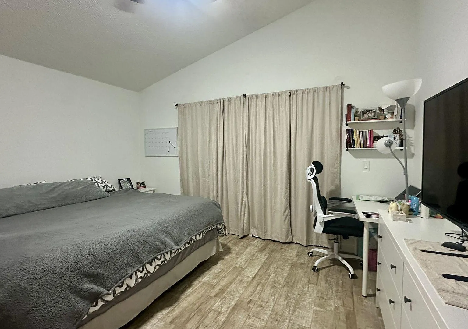 2 bed, 1.0 bath, 1270 sqft, $1,048 — Photo 1
