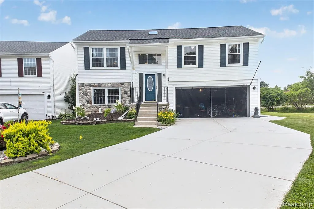 3 bed, 2.0 bath, 1600 sqft, $2,400 — Photo 1