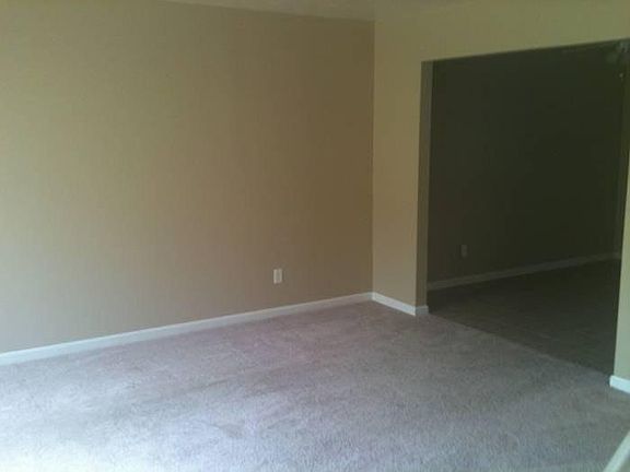 5th image of 828 Clyde Ave