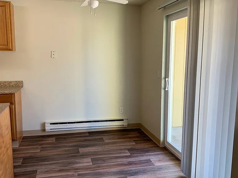 Laurel Court Apartments — Photo 14