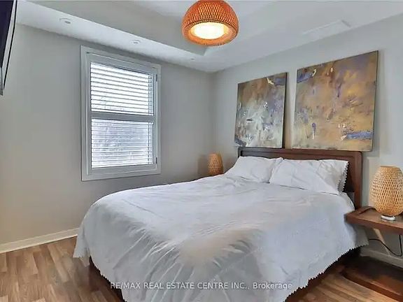 2nd image of 823 Dundas St E #5
