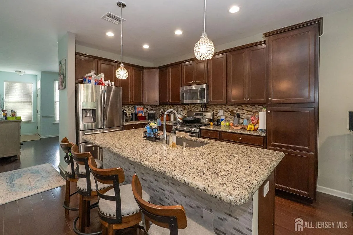 3 bed, 4.0 bath, 2852 sqft, $4,200 — Photo 4