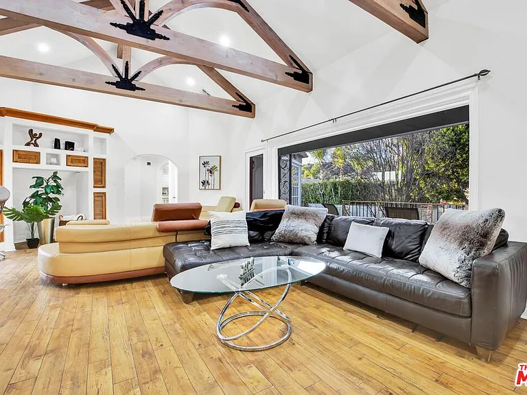 915 Edie Dr — Photo 11