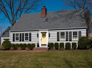 4 Chestnut Ct, Glen Head, NY 11545