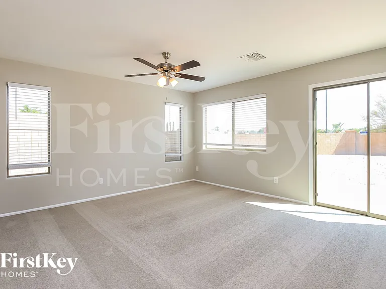 1422 E Penny Ln — Photo 2