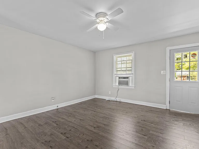 2101 Montclair Ave — Photo 9